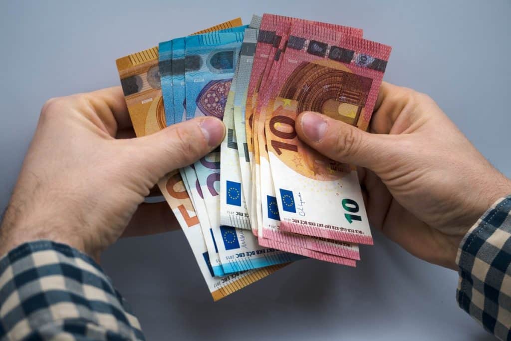 Minusi na računu vs. brzi kredit: što se više isplati?